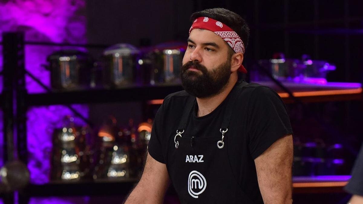 Şef Sivrioğlu'nun bu çıkışının ardından ise Araz yeniden tezgah başına geçerek yemeğini yaptı.
