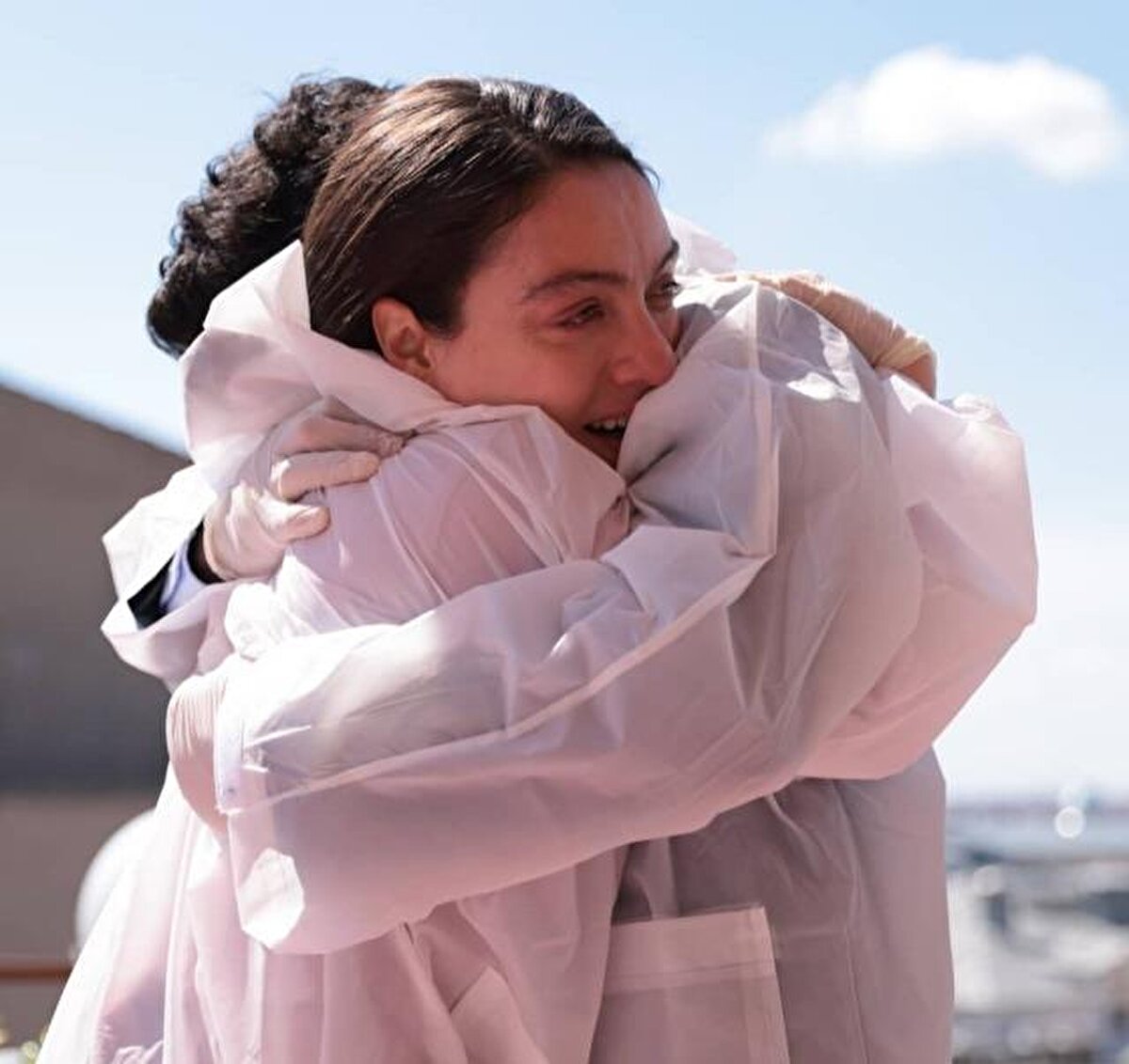 Başrollerini Ezgi Mola, Birkan Sokullu, Merve Dizdar, Melisa Şenolsun ve Tansel Öngel'in canlandırdığı Masumlar Apartmanı, dün akşam 40. bölümüyle ekrana geldi. Dr. Gülseren Budayıcıoğlu'nun kitabından uyarlanan ve gerçek bir hikayeyi anlatan Masumlar Apartmanı'nın son bölümüne Gülben ve Esat'ın evlilik kararı damga vurdu.