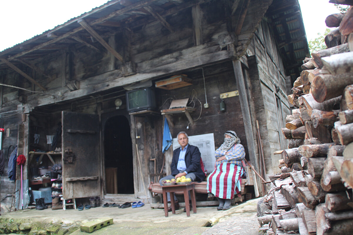 Büyükelçi Ali Sait Akın, yaklaşık 6 ay önce Dışişleri Bakanlığı'nca Güneydoğu Asya ülkesi Myanmar Birliği Cumhuriyeti Büyükelçiliği'ne atandı. Ülkede devam eden iç karışıklık nedeniyle büyükelçi değişikliği yapılamayınca Akın da görevine başlayamadı. Akın, bir süreliğine geldiği memleketi Rize'nin Hemşin ilçesi Çamlıtepe köyünde annesi ve babası ile kalıyor. Ülkeye gideceği günü bekleyen Akın, bağ ve bahçe işleri ile uğraşıyor, çevre düzenliyor, heyelanlara karşı su yollarını açıyor.
