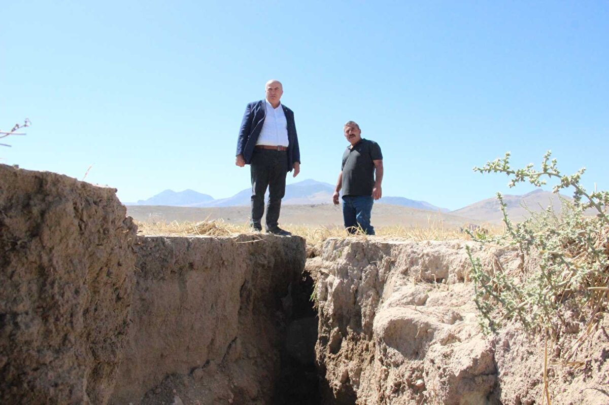 Görüntülerin ürkütücü olduğunu belirten Bayram, "Tabii ki bunlarla ilgili ne yapmak gerekiyor onlara bakmak lazım. Yeraltı suları 2000’li yılarda yılda 1 metre geri çekilirken, şu anda 10-20 metre arasında çekilmeye başladı. Bu da ister istemez doğal afetlerin oluşmasına neden oluyor. Geldiğimiz noktaya baktığımız da, tarımın devam edebilmesi için çok acil bir şekilde dış havzalardan su gelmesidir. Hotamış projesinin hemen tamamlanması gerekiyor. Çünkü bizim tarıma ihtiyacımız var. Bizler şu günlerde marketlerdeki aşırı fiyat artışlarını konuşuyoruz. Bunların çözümü için doğal afetlerin ve yarıkların gelecek nesillerimizi tehlikeye sokmamak için dış havzalardan Konya ve Karaman’a suyun gelmesi şarttır. Gerçekten çok ürkütücü bir durum var. Gördüğümüz bu olay Karadağ’ın etrafındaki tüm yerleşim bölgelerini dolaşıyor. Bu da Karaman’da hem hayati tehlike oluşturuyor hem de ekolojik olaraktan da ciddi manada doğanın dengesinin bozulduğunu gösteriyor" dedi.
