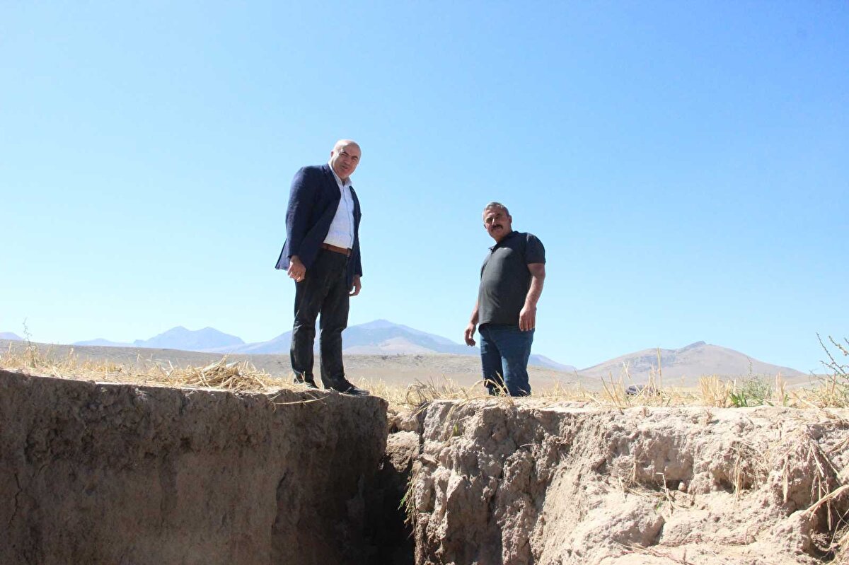 Merkeze bağlı Çoğlu köyü Uzunkuyu mevkisinde bulunan bir pancar tarlasında yaklaşık 150-200 metreye uzunluğunda ciddi bir yüzey yarık gördüklerini ifade eden Bayram, “Bunların nedenlerine bakmak gerekiyor. Küresel ısınma, suyun aşırı kullanımı ve kuraklığın etkisiyle yeraltı sularımızın çekilmesinden dolayı Konya’nın Karapınar ilçesinde 500’ün üzerinde obruk oluşmuştu. Geçtiğimiz günlerde yine Konya’nın Adakale Mahallesi ile Emirgazi ve Karapınar ilçelerinde oluşan yüzey yarıkları bizim bölgemizde de görünmeye başladı" dedi.
