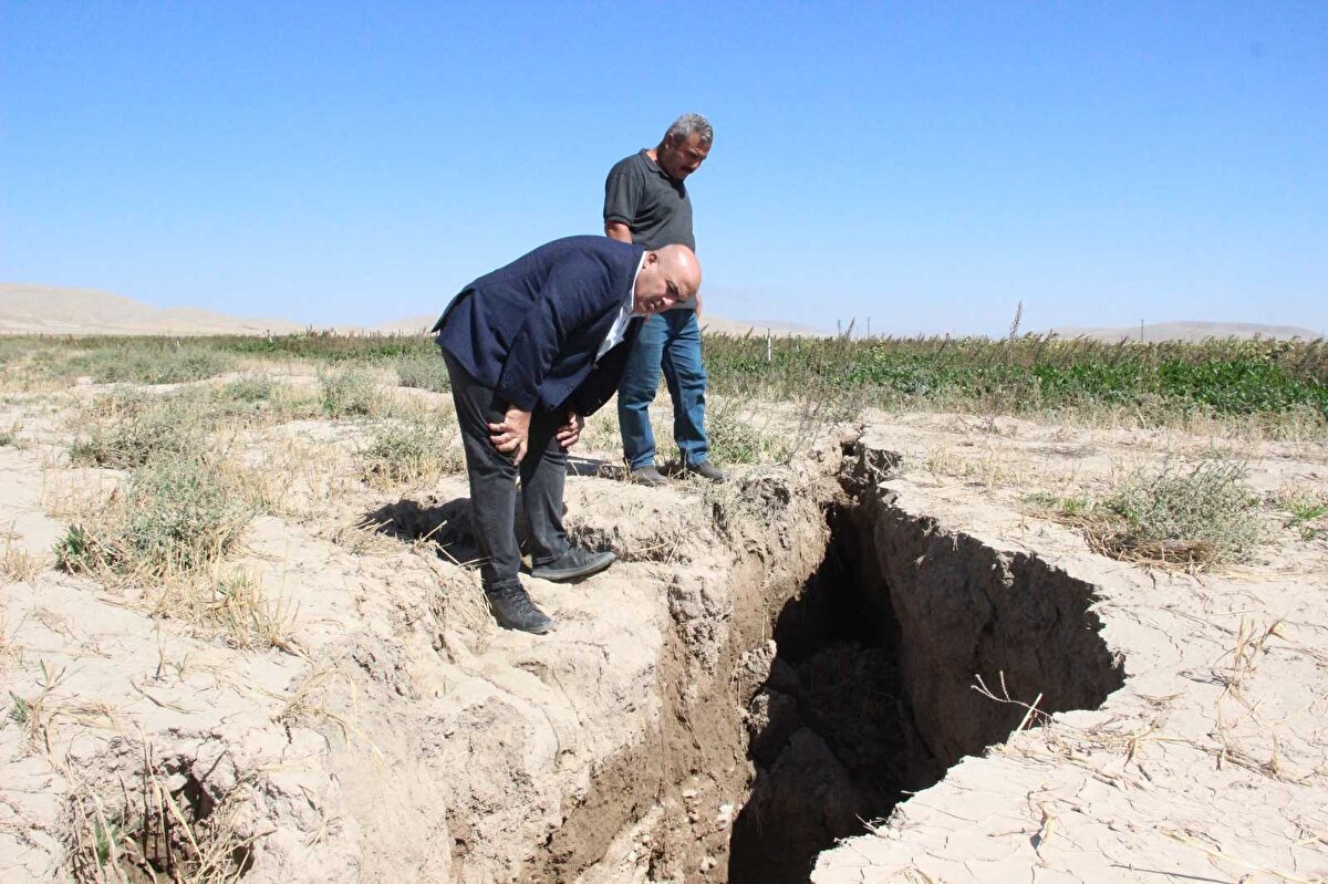 Mini obruğu andıran yarığın bazı yerlerinin derinliği ise iki metreyi aştığı görüldü.