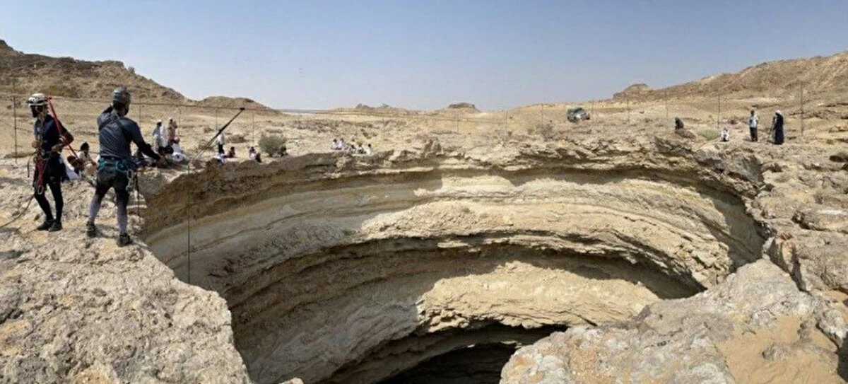 Independent Türkçe'nin haberine göre 112 metre derinliğe sahip olan obruk ilk defa detaylıca araştırıldı. Bölgede Cehennem Kuyusuna dair pek çok efsane dolanıyor. Kimileri obruğun cinler için bir hapishane olduğunu öne sürerken kimileri de deliğin Dünya'yı yok edebilecek süper yanardağ olduğunu iddia ediyor. Obruktan kötü kokuların gelmesinin ardından bunun cehenneme açılan bir kapı olduğu da düşünülmüş ve meşhur ismi de böyle konmuştu.