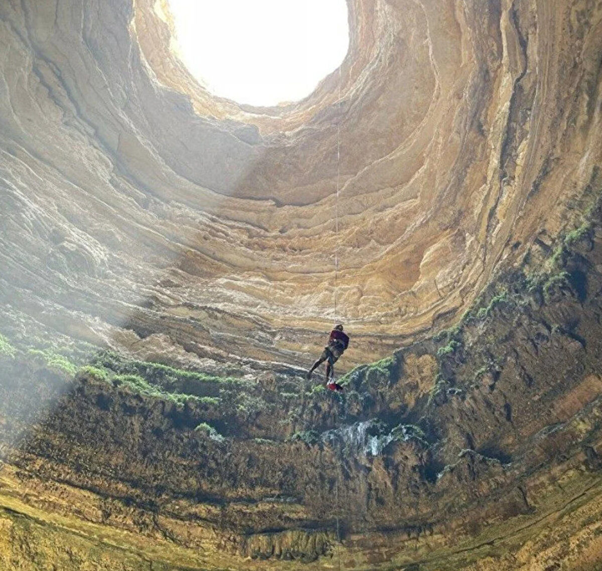 Umman sınırındaki el-Mahra vilayetinde bir çölün ortasındaki obruğa daha önce amatör kaşifler girse de bilindiği kadarıyla dibine kadar kimse inmemişti.