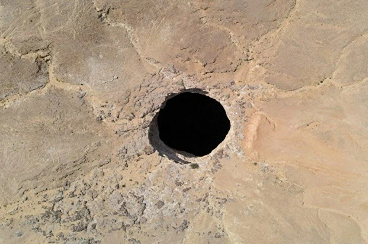 Obruğun duvarlarındaki deliklerden küçük şelaleler aktığı da görüldü. Araştırmada yer almayan JeologLeslie Melim, dikitlerin ve mağara incilerinin oluşması için gereken suyun bu şelaleler sayesinde geldiğini düşünüyor.