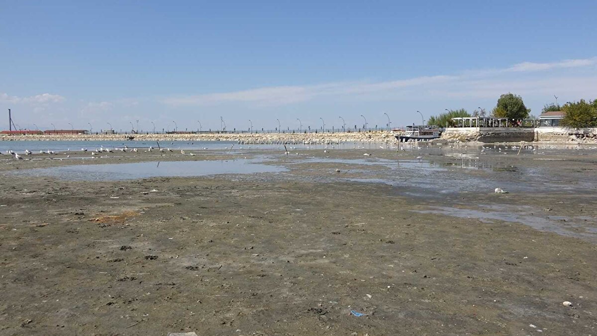 Gölün çekilmesiyle, göl kenarındaki balıkçı barınaklarının neredeyse kullanılamaz hale geldiğine dikkat çeken Akkuş, “Balıkçılar limana girip çıkarken zorlanıyor. Daha önce düşük olduğu seviyedeki balıkçı limanları ortaya çıkıyor. Bu bir değişim ve bu değişime ayak uydurmamız gerekiyor” diye konuştu.
