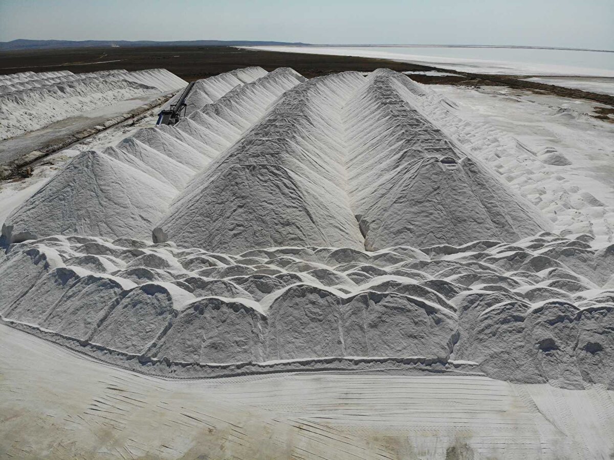 Suyun sertliğini düşürmek için tüm dünyada tablet tuz üretimi olduğunu ifade eden Çetiner,  "Kendi markamızı oluşturduk. Tablet tuzun çok farklı kullanım alanları var. Otellerde, büyük sitelerde suyun yumuşatılması amacıyla kullanılır. Hanelerde bulaşık makinelerinde deterjanın bıraktığı izlerin giderilmesi için de kullanılır" diye konuştu..
