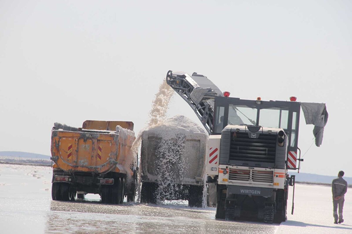 Türkiye’nin tuz ihtiyacının yüzde 60’ını karşılayan Tuz Gölü’nde hasat devam ediyor.
