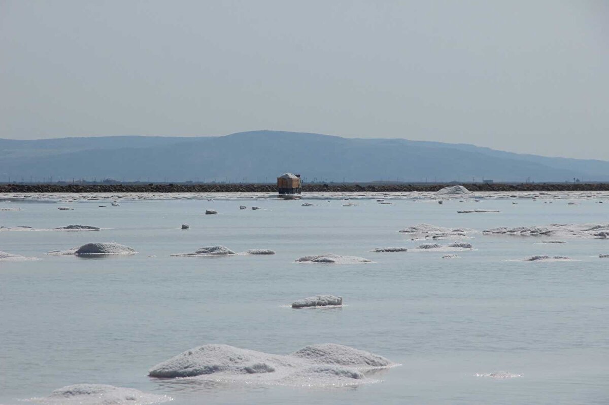Gölde, 5 havuzda 18 kilometrekarelik bir alanda üretim yapılıyor. Üretim yapılan havuzlardaki suların çekilmesiyle tuz oluşumu başlıyor.