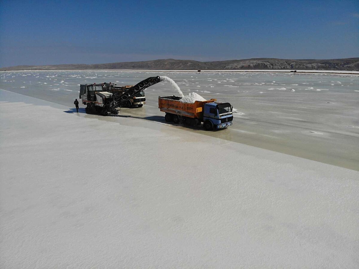 Gölde ham madde ve tuz üretiminin yazın 3-3,5 ay içerisinde gerçekleştirildiğini anlatan Tuz Gölü’ndeki Koyuncu Tuz İşletmeleri Genel Müdürü Ömer Çetiner, “Bu süre yaklaşık 1 buçuk milyon ton tuz elde ederiz. Elde ettiğimiz ürünün büyük çoğunluğunu yine ham madde olarak piyasada ihtiyaç olan yerlere, yaklaşık 400 bin tonunu da fabrikamızda katma değeri daha yüksek mamul madde haline getiririz” dedi.

