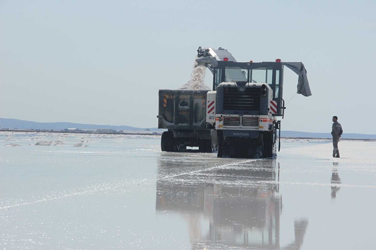 Ankara, Konya ve Aksaray'ın ortasındaki kapalı havzada bulunan, zengin mineral yapısı ile yaklaşık 250 milyon ton tuz rezervinin bulunduğu tahmin edilen Tuz Gölü’nde 1800’lü yılların başından günümüze tuz üretimi yapılıyor.

