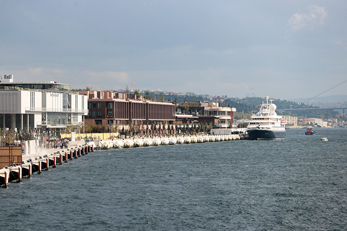 Gemi prosedürü gereği tüm aşıları tamamlanmış olan kruvaziyer yolcuları ve mürettebat, ulusal ve uluslararası resmi makamların belirlediği kurallar çerçevesinde termal kamera ile ateş ölçümü, sosyal mesafe, hijyen uygulamaları, maske kullanımı, aşı uygulanıp uygulanmadığı gibi kontroller yapıldıktan sonra terminale giriş yapabildi.

Yolcular yerin altında inşa edilen 29 bin metrekarelik terminalden geçerek Karaköy’ü ve İstanbul’u keşfetmenin keyfini yaşadı.
