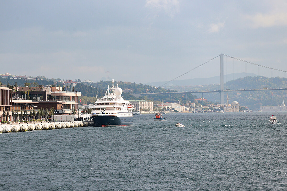 Kruvaziyer sektörünün bir şehre ekonomik ve sosyal katkısı çok önemli. Kruvaziyer yolcuları şehre diğer yollardan gelen turistlere oranla alıveriş ve yeme içmeye yaklaşık 8 kat daha fazla döviz harcıyor. Tüm bu ekonomik ve turizm tanıtımı açısından getirilerin yanında elbette güncel salgın risklerinin farkında olarak hareket ediyoruz. Salgının getirdiği endişeleri ve riskleri ortadan kaldırmak için ilgili bakanlıkların genelgelerini titizlikle yerine getiriyoruz. Gerekli düzenlemeleri yaptığımız gibi Galataport İstanbul yönetimi olarak hijyen tedbirleri ve kamu sağlığı tedbirlerini en ileri düzeyde alıyoruz."

Kruvaziyeri İstanbul’a getiren SeaDream Yat Kulübü Güzergahlar ve Destinasyonlar Başkan Yardımcısı Emilio Freeman ise “Uzun yıllar eski misafirlerimiz SeaDream’in Türkiye'ye dönmesine olan ilgilerini dile getirdiler. Sonuç olarak, 1 Ekim ve 2 Ekim tarihlerinde İstanbul'a yaptığımız 2 günlük ziyaret için tüm SeaDream ekibimiz aylardır çalışıyor. Çok yorucu bir yıl olmasına rağmen, Galataport İstanbul ile ortaklığımıza ve özellikle bu ziyaretin gerçekleşmesine büyük yardımı dokunan Figen Ayan’a teşekkür ediyoruz.” ifadelerini kullandı.
