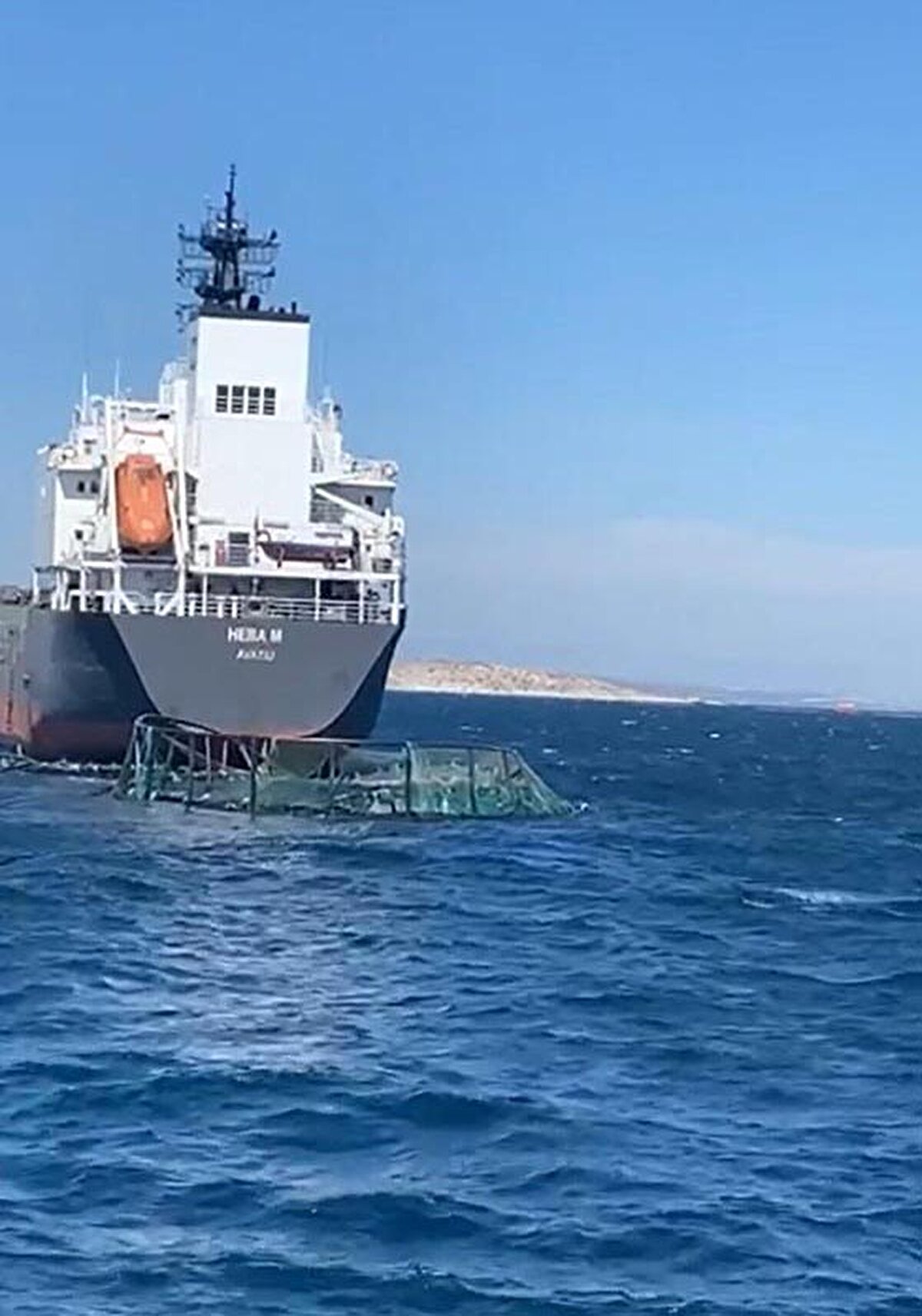 Güllük Körfezi Papaz Adası açıklarında seyreden Queensland bayraklı 139 metrelik Heba-M kuru yük gemisi, dün akşam saatlerinde, kıyıdan 1 deniz mili açıktaki balık havuzlarına çarptı.

Kazada çipura havuzlarından 1'i parçalandı, 2'si ise zarar gördü. Yaklaşık 750 bin balık denize kaçtı.

Şirket yetkilileri zararlarının 20 milyon liranın üzerinde olduğunu söylüyor.