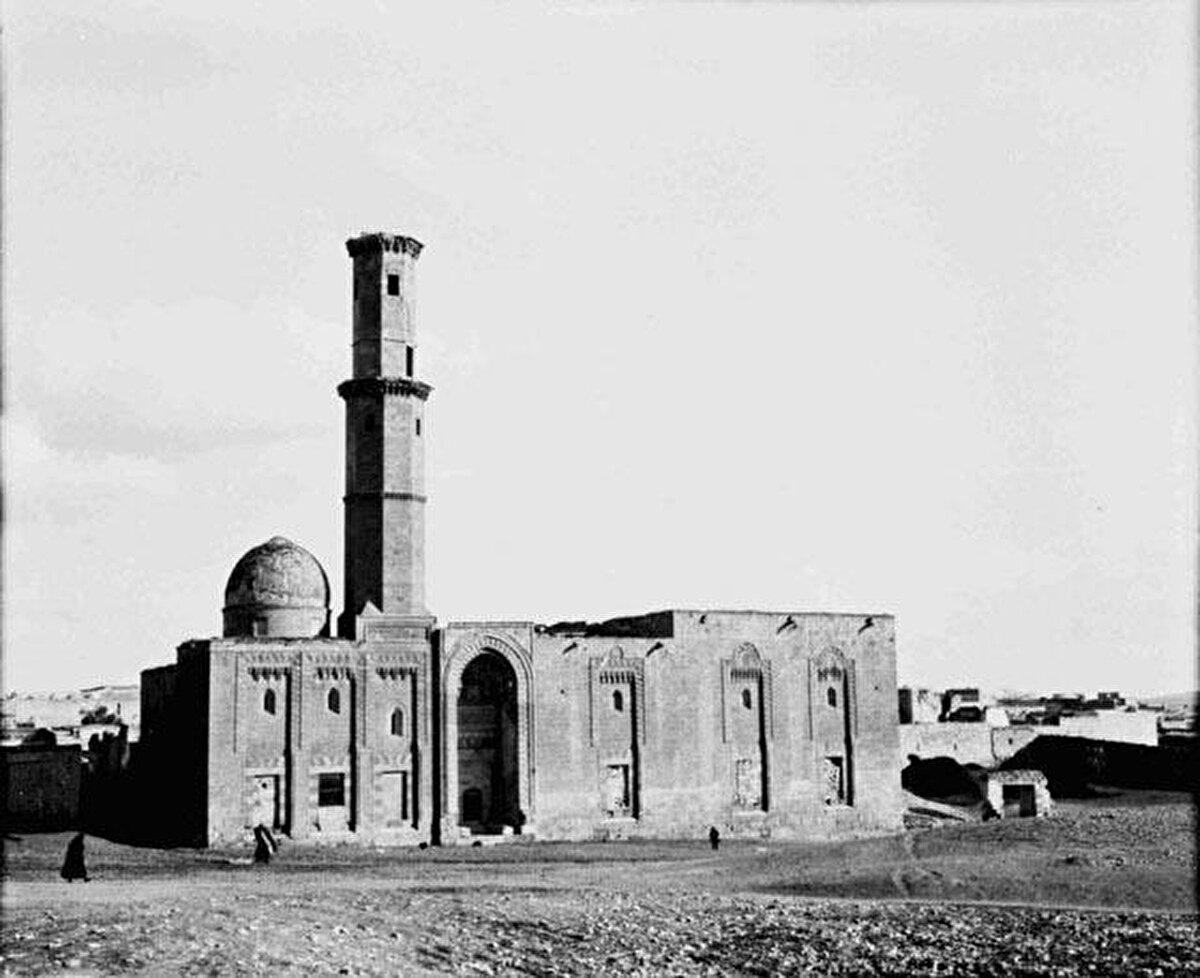 Atrûş (Demirtaş) Camii’nin Gertrude Bell tarafından 1905 yılında çekilmiş fotoğrafı. Atrûş (Demirtaş) Camii, 14. yüzyılın sonlarında Memlûklerin Halep naipleri tarafından inşa edilmiştir. Cami, Halep'in Mahalletü’l-E’câm bölgesinde yer alır. 