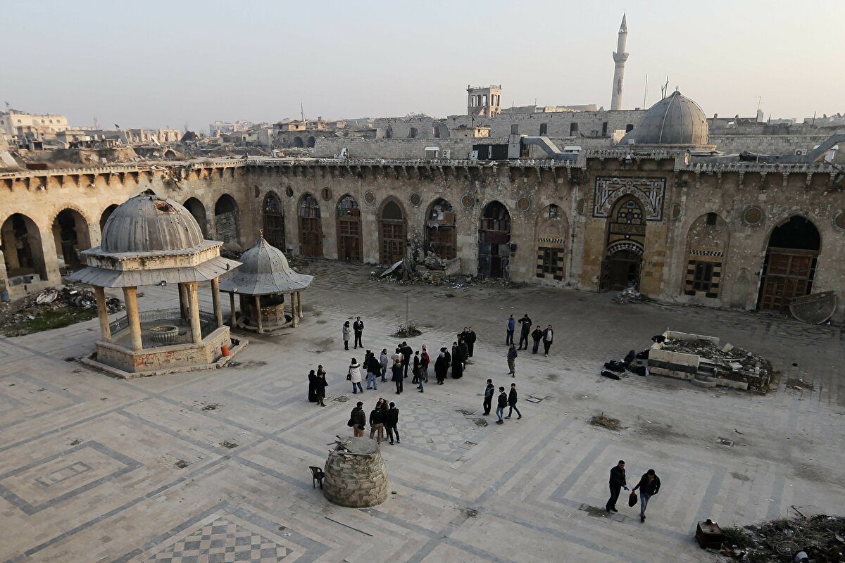 Suriye’de yaşanan iç savaşta yerle bir olan 922 yıllık Selçuklu eseri minaresi, 800 yıllık Memlûk mirası külliyesi ile bir şaheser görünümündeki cami, Büyük Halep Camii adıyla da anılıyor. Savaşta ağır hasar gören cami, UNESCO Dünya Kültür Mirası listesinde yer alıyor. Mimari tarzı ve tasarımıyla başkent Şam’daki Emevî Camii ile benzer özellikler taşıyan caminin çevresinde geniş ibadet alanları ve çarşı bulunuyor.