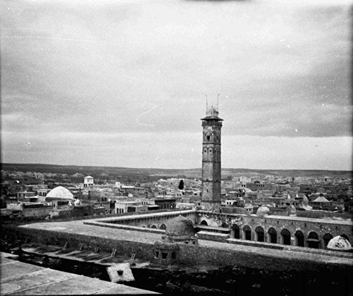 İslâm mimarisinin seçkin örneklerinden biri olan Suriye'nin Halep kentindeki tarihî Emevî Camii’nin 1909’da çekilmiş fotoğrafı. Memlûklular ve Osmanlılar döneminde tamirat geçiren ve yeni eklemeler yapılan caminin içerisinde, Hz. Yahya'nın babası Hz. Zekeriya Peygamber'in türbesi de bulunuyor. 