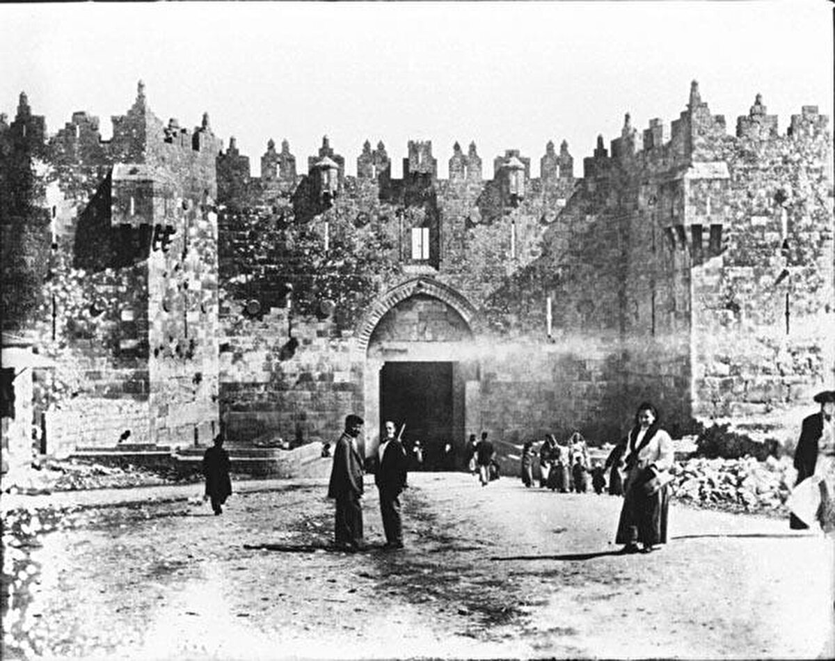 Kudüs'ün Eski Şehir bölgesinde yer alan, kentin 7 kapısından biri olan Şam Kapısı'nın 1899 tarihli fotoğrafı. Romalılar döneminde Kral Herod tarafından inşa edilen Şam Kapısı, Roma İmparatoru Titus tarafından yıktırılmasından sonra Miladi 135 yılında Kral Hadrian'ın (Hadrianus) tarafından tekrar inşa ettirilmiştir. 