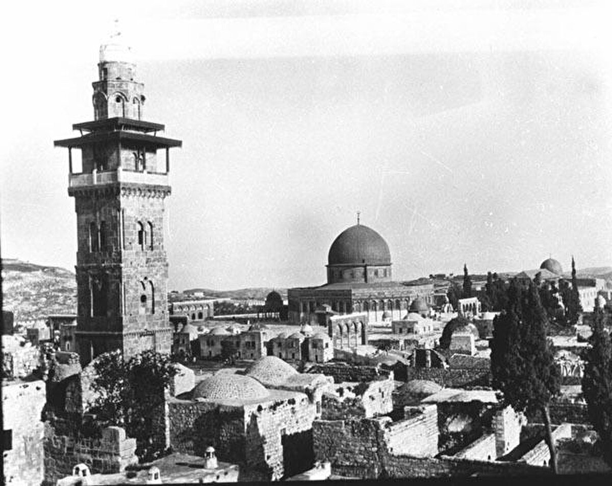  Gavanime Kapısı Minaresi’yle birlikte Kubbetü’s Sahra’nın 1899’da çekilmiş fotoğrafı. Gavanime Kapısı Minaresi, 1278 yılında Sultan Hüsameddin Lâcîn döneminde Kadı Şerafeddin b. Abdurrahman es-Sâhib tarafından inşa edilmiştir.