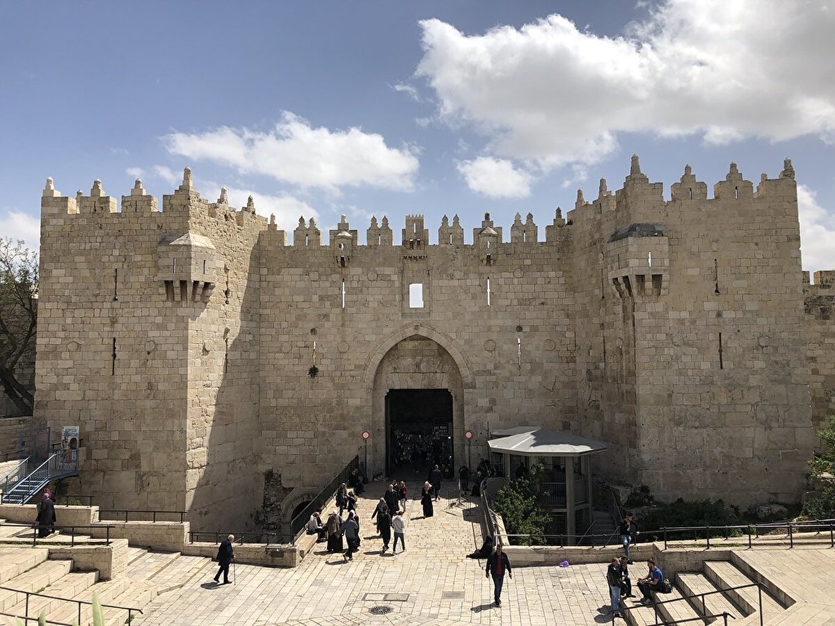 Şam Kapısı'nın günümüzdeki yapısı ise Osmanlı döneminden kalma Kanuni Sultan Süleyman dönemi eserlerinden. Kanuni Sultan Süleyman, 16. asırda Kudüs surlarının restorasyonu ve yıkılan yerlerin yeniden inşası için talimat vermişti. 