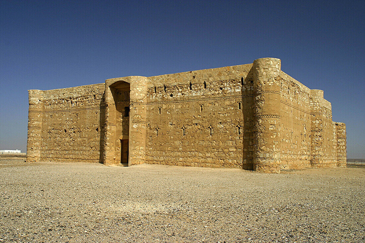 Taştan, kübik bir yapıya sahip olan kasır toplamda sekiz kuleye sahiptir. İki katlı kasrın iç kısmı, avlu olarak düzenlenmiştir. 61 oda bulunan kasırda, taş duvarlar kalın olduğu için, odalar küçüktür. Zaman içinde, oda duvarlarını süsleyen freskler özelliklerini yitirip silinmiştir. 