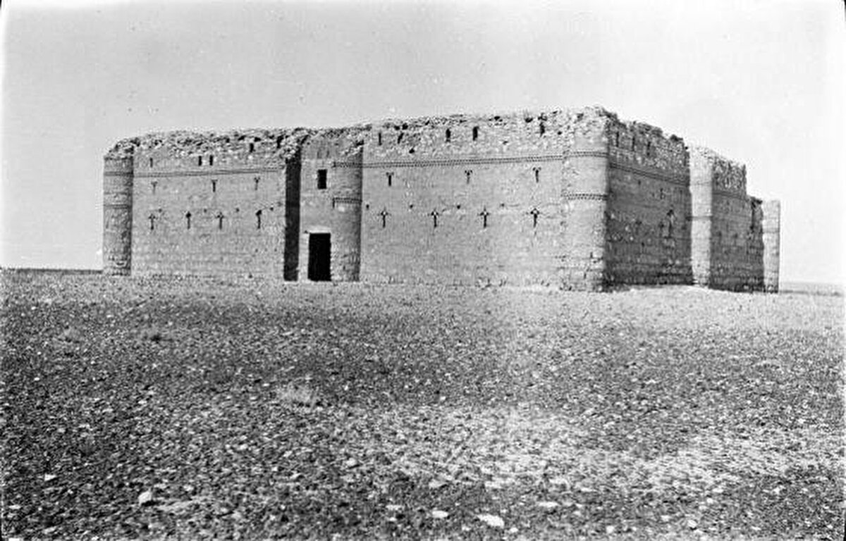 Ürdün’ün başkenti Amman’a 60 km uzaklıktaki çöl kalelerinden biri olan Harana Kasrı, 1914. Açıkça  görülen Sasanî etkilerine rağmen, üst kattaki odaların birindeki bir duvar yazısına dayanılarak Harana Kasrı’nın M.S. 8. yüzyılın başlarından önce inşa edildiğine inanılmaktadır. 