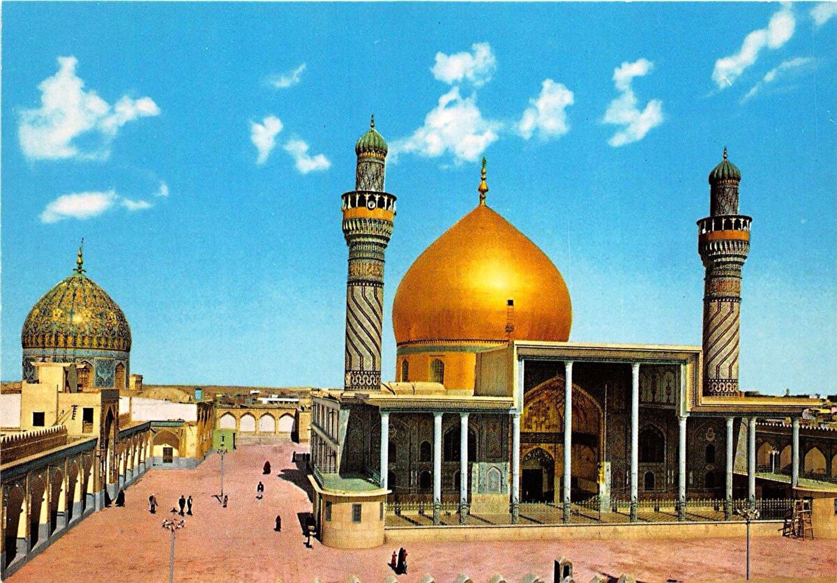 944 yılında inşa edildiği düşünülen yapı asıl önemini, Şiî itikadında masumiyetine inanılan 12 İmam'ın 10. ve 11.si olan İmam Ali Naki (El-Hadi) ile oğlu ve halefi Hasan el-Askeri'nin türbesi olmasına bağlıdır. Bu iki İmam için, camiye adını veren 'El-Askeriyyeyn' (iki Askerî) lakabı da kullanılmaktadır. (Fotoğraf, 1976.) 