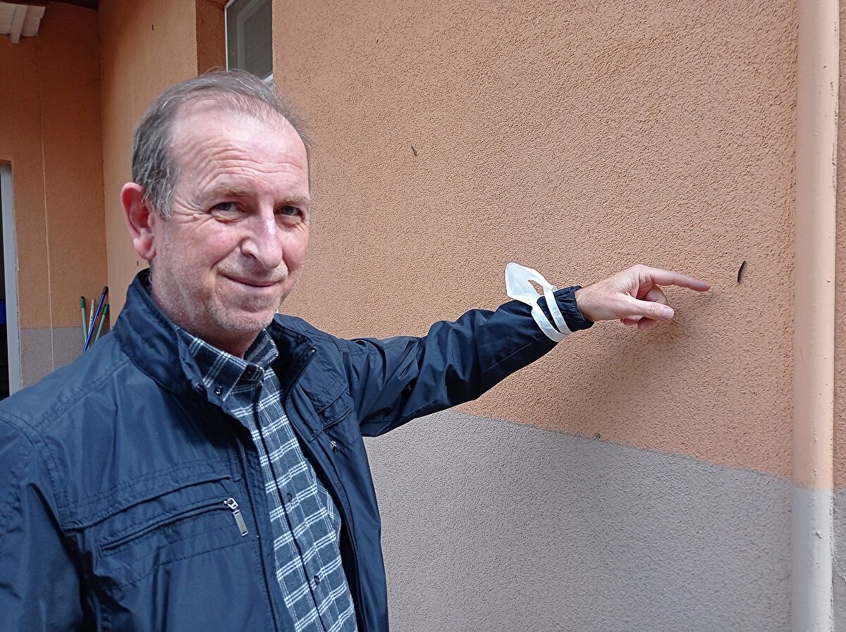 Tırtılların evlere kadar ulaşmasıyla temizliğe girişen vatandaşlar, yetkililerden ilaçlama yapılmasını istedi. Mehmet Yılmaz, ilaçlama yapmalarına rağmen sonuç alamadıklarını belirterek Duvarlardan tırtıl temizliyoruz. Evlerimizin her yerini tırtıl bastı.