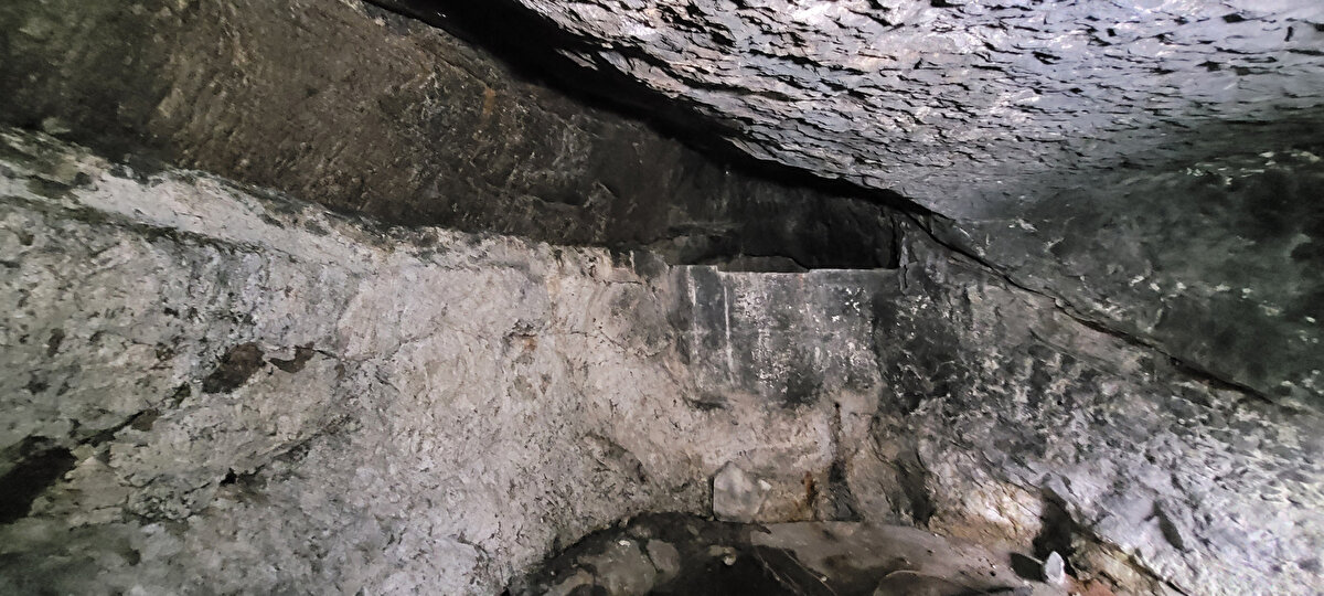 Bu medeniyetlerden günümüze kadar ulaşan eserlerden tabi ki var ama bunun yanı sıra gün yüzüne çıkmamış eserler de mevcut. Şu anda Kızlar Manastırı'nın hemen altında yanan evin içerisinde tesadüfen bir mağara şapeli ortaya çıktı. Boztepe yamaçlarında mağara kiliseleri bulunuyor. Bunun yanı sıra Tabakhane Vadisi'nde, Zağnos Vadisi'nde, Pazarkapı'da yine Roma ve öncesine ait mağaralar mevcut ve bunun gibi birçok yerde yapılan kentsel dönüşüm çalışmalarında tarihi yapılar ortaya çıkabiliyor" dedi.