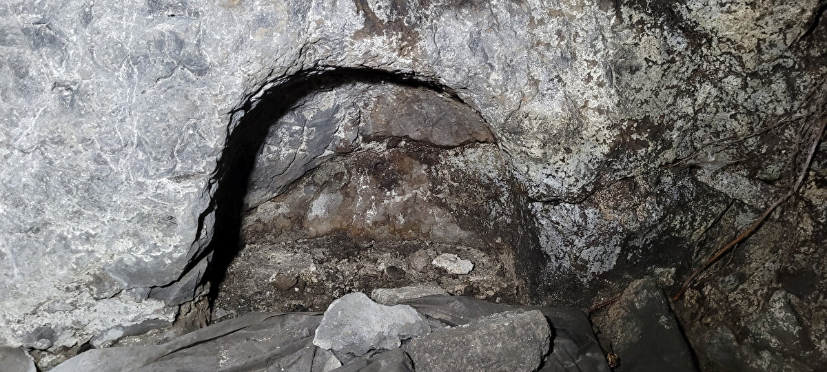 Boztepe'nin yamacında, 3'üncü Alexios döneminde 14'üncü yüzyılda kurulduğu tahmin edilen manastır, birkaç kez onarılıp son şeklini 19'uncu yüzyılda aldı.