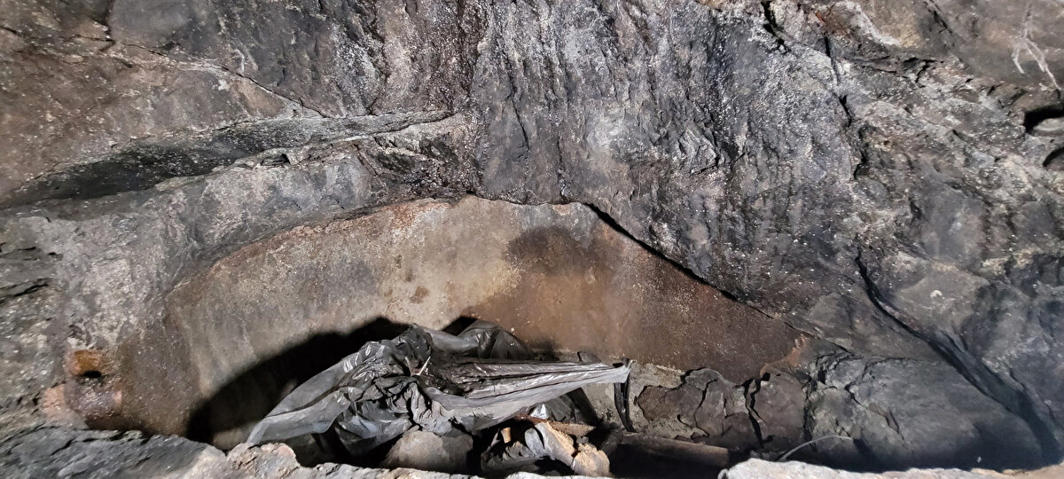 Kent idarecilerine konuyla ilgili görev düştüğünü belirten Erüz, “Trabzon ayakta duran yapıları kadar, ayakta durmayan, toprağının altında gizlenmiş tarihi yapılarla dolu. Bu yüzden kent genelinde yapılacak olan kentsel dönüşümlerde üstteki binaları kırıp ortadan kaldırdıktan sonra arkeojeofiziksel denilen yöntemlerle zeminin taranması, sonra arkeolojik ekiplerle gerekli yerlerde durum tespiti yapılarak proje ve üst yapıların planlanması gerekiyor.