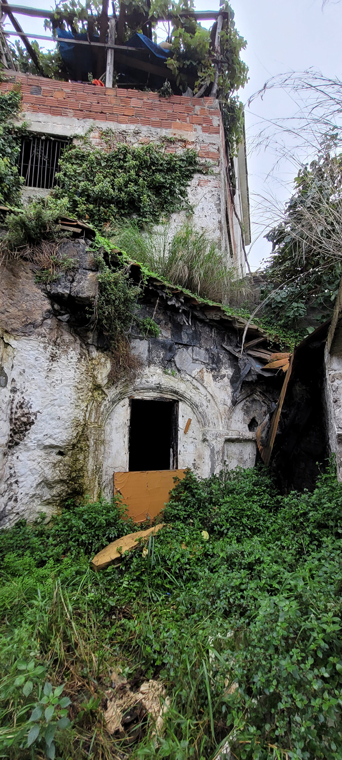 Boztepe Mahallesi yamacında, şehre hakim noktada, 5 yıl süren restorasyon ve rölöve çalışmalarının tamamlanmasıyla ziyarete açılan tarihi miras Kızlar Manastırı'nın alt kısmındaki evde, 2019'da yangın çıktı. İtfaiye ekiplerince söndürülen yangının ardından bir süre kullanılan, daha sonra boşaltılan, çatısı ve bazı duvarları çökünce de atıl kalan evde, Doğal ve Tarihi Değerleri Koruma Derneği'nce 2 bin yıllık şapel kilise olduğu tespit edildi. 