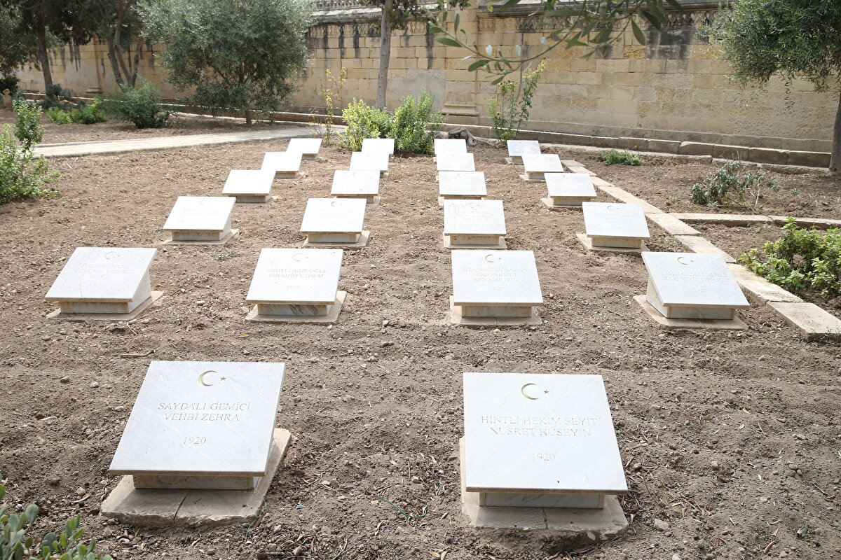 Maltalı profesör, Osmanlı Sultanı'nın o dönem bu şehitliği yaptırarak bir açıdan Müslümanlara sahip çıktığına ve onları koruduğuna dair mesaj verdiğine işaret ederek, "O dönemde de Malta, Akdeniz’in ortasında önemli ve yoğun bir limandı. Buraya uğrayan gemilerde hacca giden Müslüman da oluyordu. Örneğin, Fas'tan gelen ünlü Sardinia gemisi, (25 Kasım 1908) ne yazık ki buradayken büyük bir yangın çıkıyor ve o kazada ölen Müslümanlar da bu mezarlığa defnediliyor." ifadelerini kullandı.