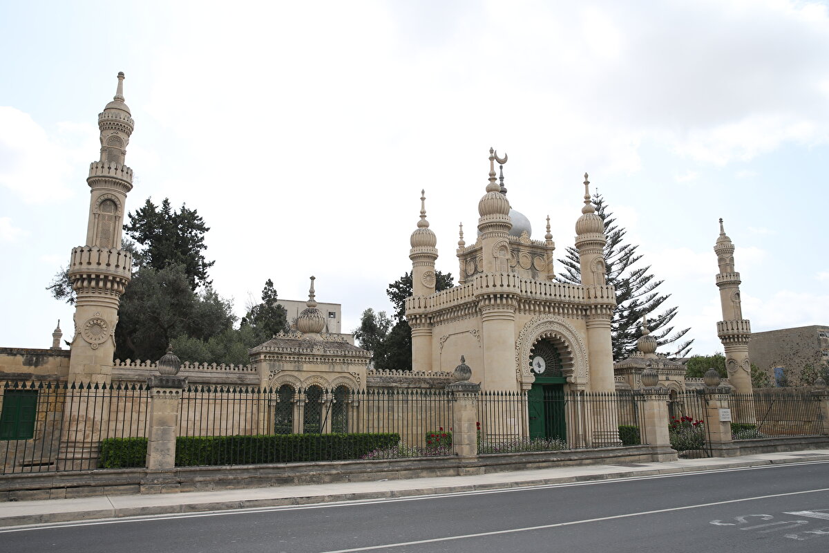 Osmanlı Sultanı Abdülaziz Han'ın 1867'de Avrupa'ya yaptığı seyahat sırasında Malta’ya da uğradığını aktaran Thake, şehitliğin oryantalist mimarinin en iyi örneklerinden birisi olduğunu belirterek şunları söyledi: