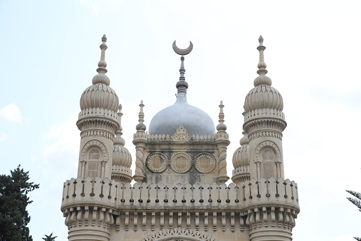 Tarihi şehitliği, uzun yıllardır araştıran ve çalışmalarını 2016'da yayımladığı "Malta'daki Osmanlı-Müslüman Mezarlığı" isimli kitapta toplayan Malta Üniversitesi Öğretim Üyesi Prof. Conrad Thake, şehitliğe ilişkin mimari detayları ve şehitliğin tarihsel gelişimini anlattı.