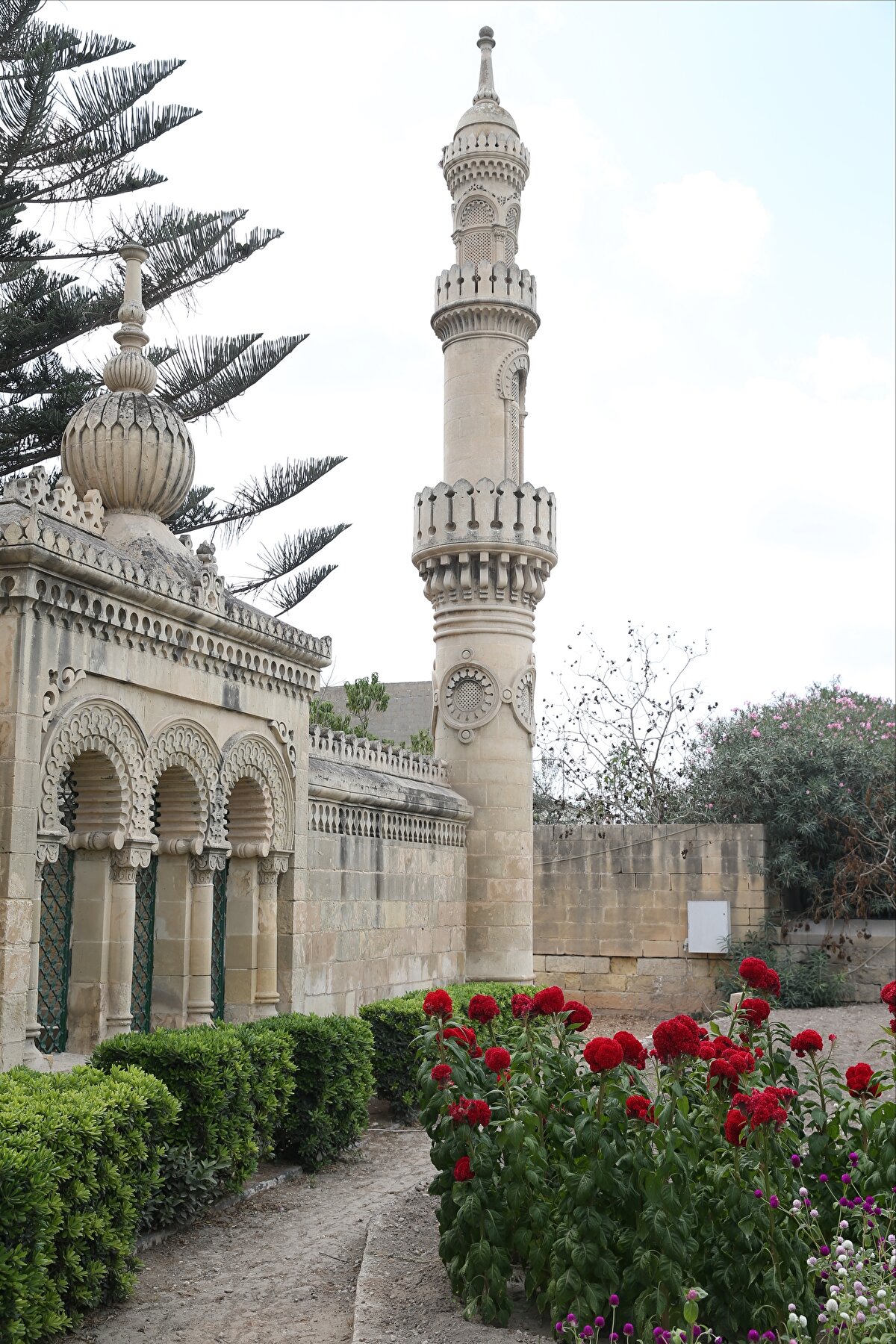 Galizia'nın Malta tarihindeki önemli mimarlardan olduğunu dile getiren Thake, "Onun, burayı yaparken Granada'daki El Hamra Sarayı, Endülüs, Tac Mahal ve aynı şekilde İslâm mimarisi bakımından Mağrip bölgesinden etkilendiğini görüyoruz. Burada girişte kullandığı motif ve unsurlardan da gördüğümüz üzere giriş kısmı ve köşelerdeki dekoratif detaylar minareyi andırıyor. Bu aslında buranın egzotik bir yer olduğunu, Batıdan olmadığını gösteren bir detay." diye konuştu.