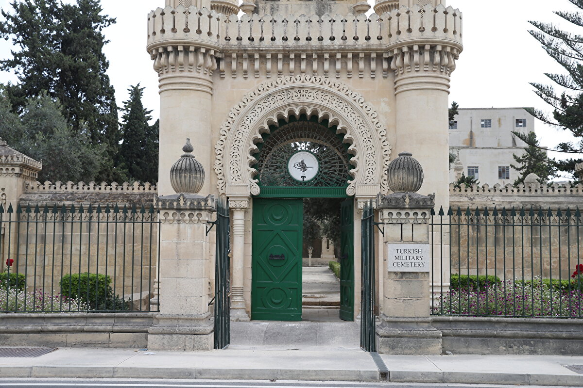 Türkiye’nin 34 ülkedeki 78 şehitliğinden biri olan Malta’daki şehitlikte, 1565 yılındaki Malta kuşatmasında şehit olan Türk askerleri, Birinci Dünya Savaşı'nda çeşitli cephelerde esir edilerek Malta'ya getirilen ve burada hayata gözlerini yuman 22 Türk ve farklı hadiselerde hayatlarını kaybeden sayıları tam olarak bilinemeyen çok sayıda Müslüman yatıyor.
