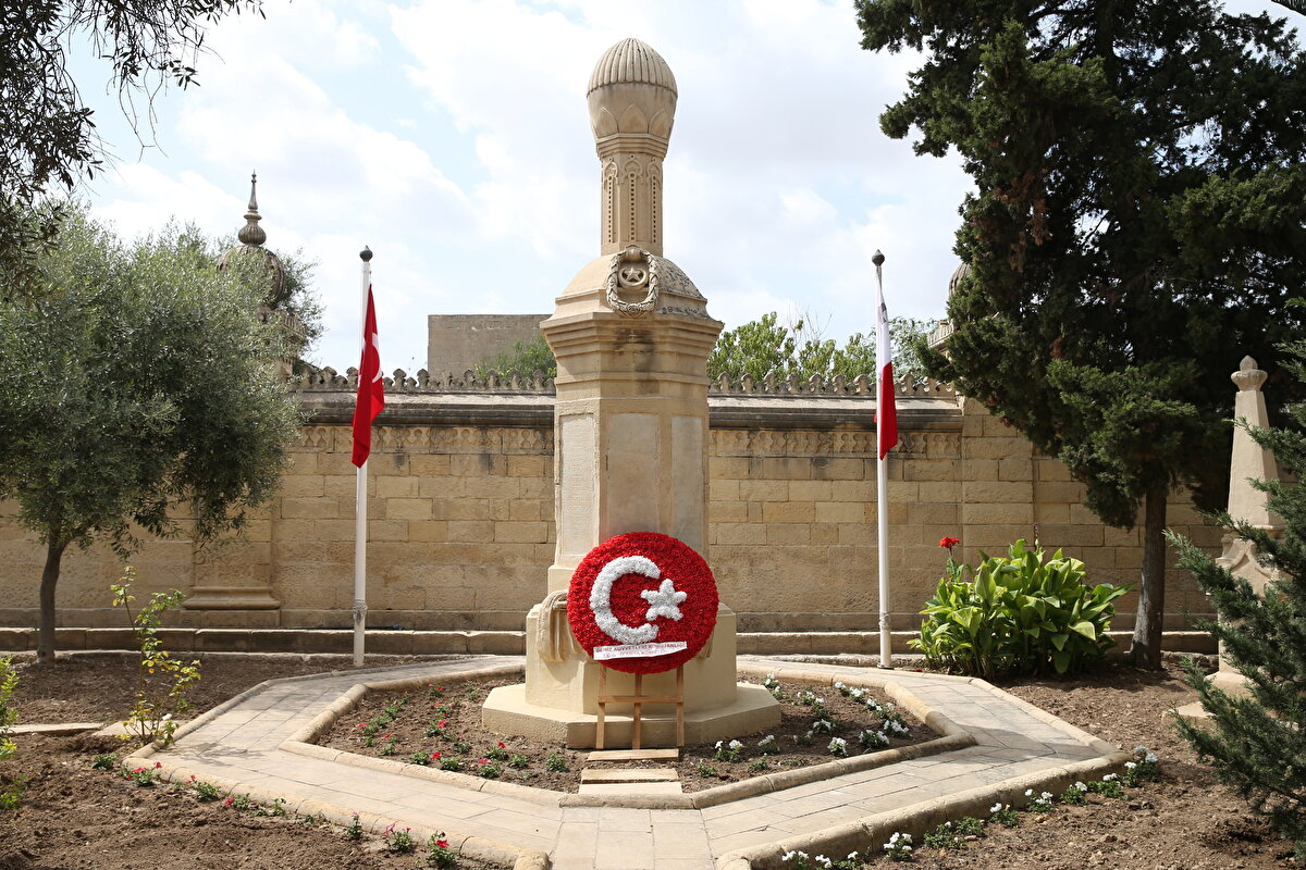 Thake, şehitlikte 1. Dünya Savaşı sırasında Malta'ya esir olarak getirilip hayatını kaybeden 22 Türk'ün isminin yazılı olduğu bir de "Şehitler Abidesi"nin olduğunu ve buranın önünde Türkiye'den gelen devlet erkanının çelenk koyup saygı duruşunda bulunduğunu ifade ederek, "Bu yüzden bu anıt sembolik olarak çok önemli, mezarlığın en önemli noktalarından bir tanesi. Söylediğim gibi bu daha sonradan eklenmiş, mezarlığın orijinal halinin bir parçası değil." dedi.