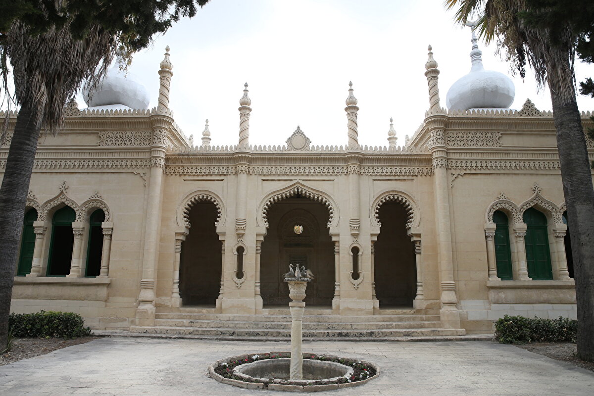 Mimarisi sebebiyle şehitliğin Maltalılar tarafından "Akdeniz’in Tac Mahali" olarak anıldığı hatırlatılan Thake, burayı, Batı ile yakın ilişki kurmaya çalışan hümanist, reformcu, kültür ve sanat adamı olarak tanımladığı Sultan Abdülaziz’in Malta’ya kazandırdığı harika bir hediye olarak gördüğünü söyledi.