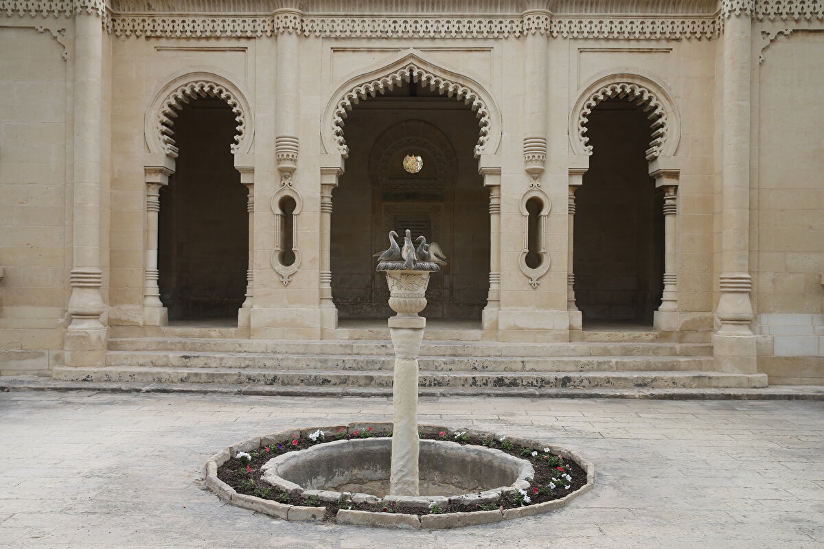 Son yıllarda şehitliğin etrafına bazı sanayi tesislerinin yapılmasının gündeme geldiğine ilişkin Thake, şunları kaydetti: "Son yıllarda, onaylanmış olsa burayı olumsuz etkileyecek uygulamalar gündemdeydi. Ancak buradaki bu mimari mücevhere zarar verecek herhangi bir yapıyı yetkililerin onaylamaması için her iki ülke kamuoyunda da çok baskı yaptık. Buranın her zaman kıymetini bilen ve restorasyonuna çok katkıda bulunan büyükelçiliğin desteğinden ötürü müsterihim. Son dönemde restorasyon için çok çaba ve para harcandı, buna çok müteşekkiriz. Maltalılar olarak, buranın bütünlüğünün korunmasını sağlamak için Türk makamlarıyla birlikte bir yükümlülüğümüz var."