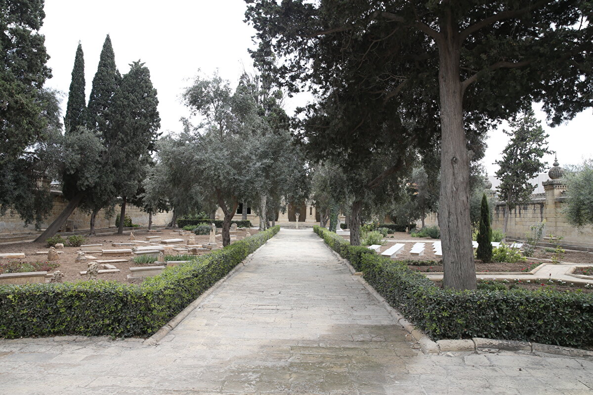 Maltalı profesör, şehitlikteki restorasyon çalışmalarının sürdüğünü ve üçüncü aşama olan çevre duvarlarının restorasyonuna geçileceği bilgisini verdi.