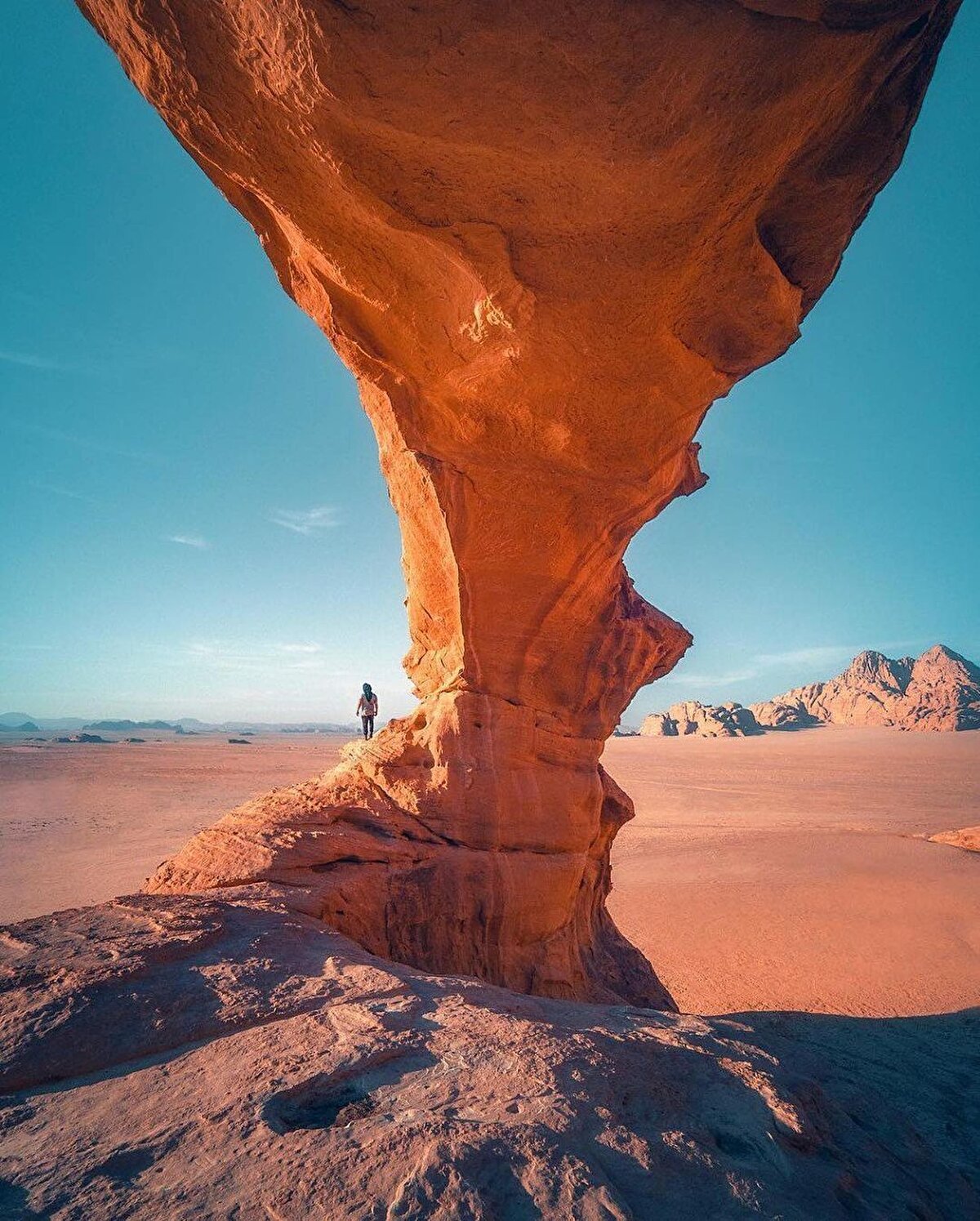 Ürdün’ün konumu sizi endişelendirmesin, yabancılar için son derece güvenli bir ülke. Ürdün’e Türkiye’den farklı havayolu şirketlerinin İstanbul, Ankara ve Antalya’dan uçuşları var. Hem ülkenin başkenti Amman’a hem de Kızıldeniz kıyısındaki şehri Aqabe’ye Türkiye’den direkt uçmanız mümkün.