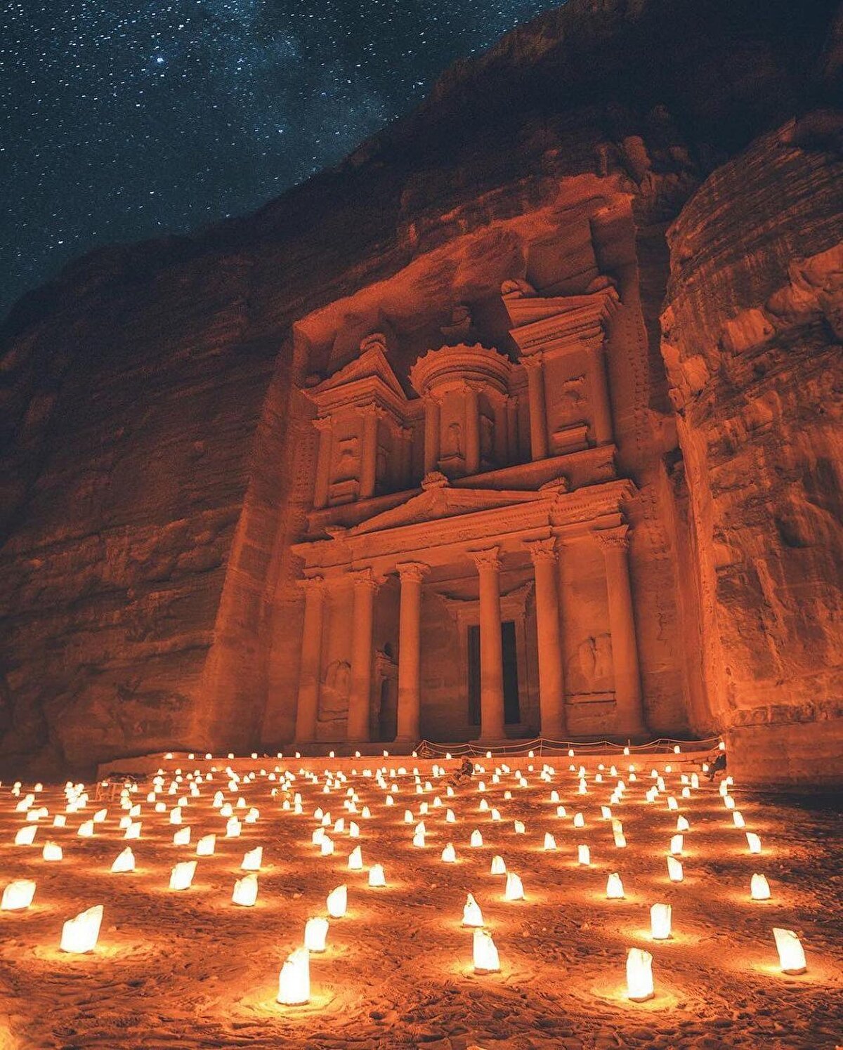 Musa yani Musa Vadisi’ne kurulmuş, Unesco Dünya Kültür Mirası listesindeki bu antik kent, kesinlikle muhteşem. Nebatiler’in kayıp şehri olarak bilinen Petra, ünlü Hollywood filmlerine de dekor olmuş bir antik kent.