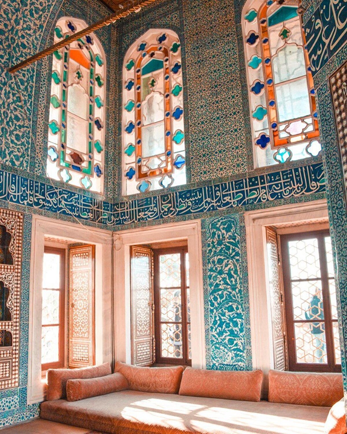 📌İstanbul Sarayburnu'nda, Osmanlı İmparatorluğu'nun 600 yıllık tarihinin 400 yılı boyunca, devletin idare merkezi olarak kullanılan ve Osmanlı padişahlarının yaşadığı saray, İstanbul’un fethi sonrasında Fatih Sultan Mehmet’in isteği üzerine 1460 -1478 yıllarında yapılmış ve 19. yüzyıla kadar eklenen yapılarla genişlemiştir.