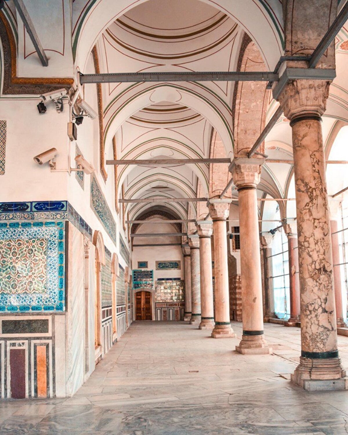 Burası, Fatih Sultan Mehmet’ten itibaren 31. padişah Sultan Abdülmecid’e kadar yaklaşık dört yüz yıl süreyle kullanılmıştır. 19. yüzyılın ortalarından itibaren hanedanın Dolmabahçe Sarayı’na taşınması üzerine saray terk edilmiş, 3 Nisan 1924 yılında müze hâline getirilmiştir. Topkapı Sarayı, mimari yapıları, koleksiyonları ve yaklaşık 300.000 arşiv belgesi ile dünyanın en büyük saray-müzelerinden biri.