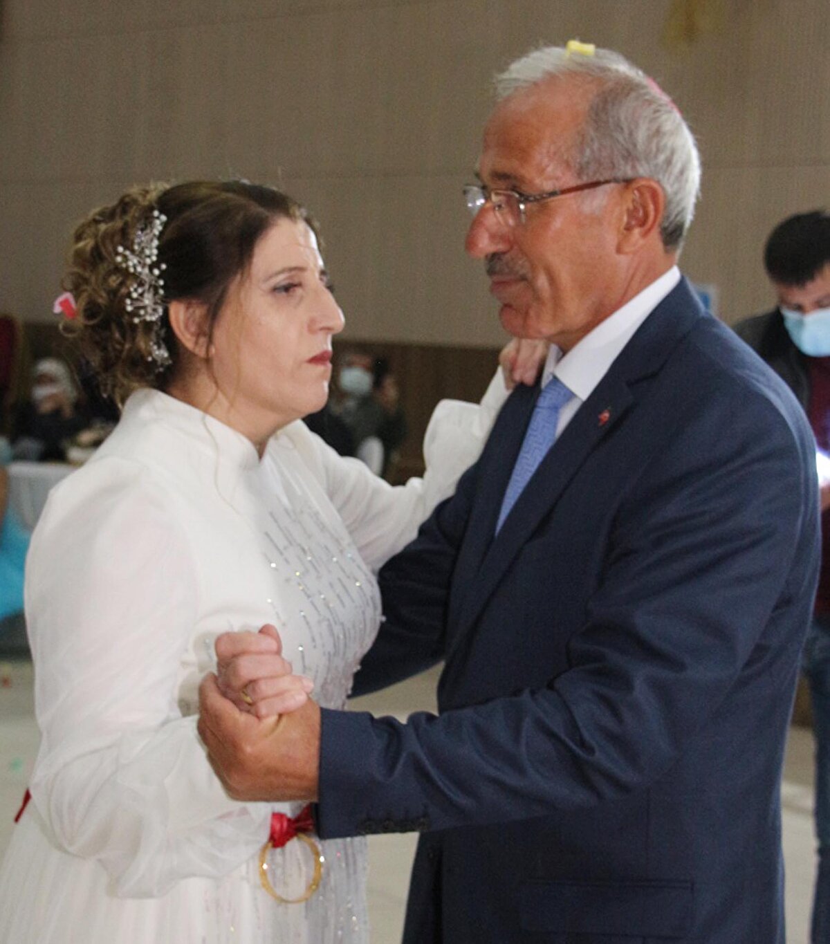 Eşi Mübeccel'i zor ikna ettiğini söyleyen Salih Aykul, ilk eşinin vefat ettiğini belirterek, "Yalnızlık çekilmiyor. Mübeccel Hanım ile dünya evine girdik. Çok mutluyum" dedi.