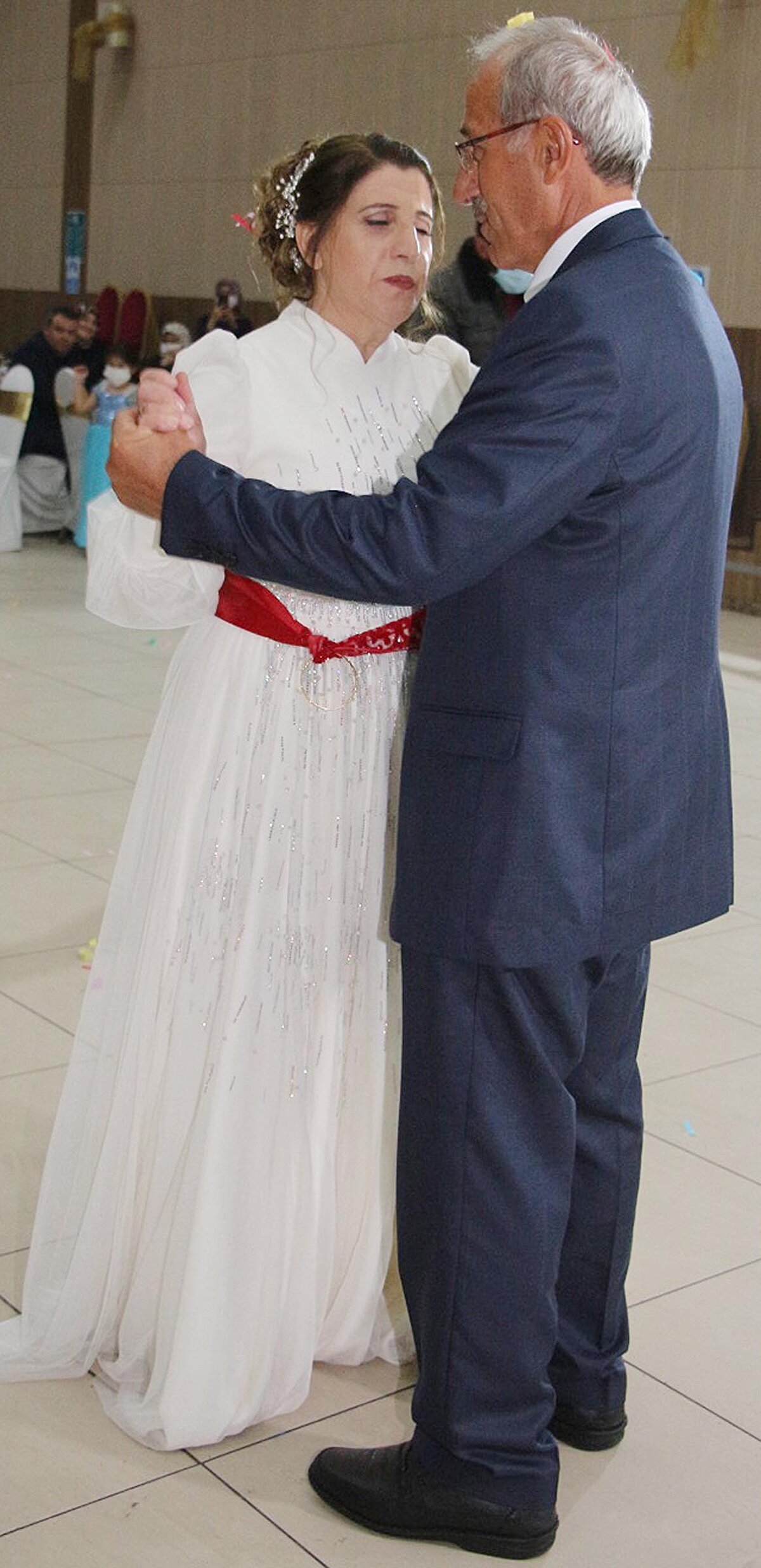 Oltu Belediyesi Nikah Memuru Serkan Alkan'ın nikahlarını kıydığı çift, ardından düğün pastasını kesip birbirlerine ikram etti. Mutlu günlerinde kendilerini yalnız bırakmayan dostlarına teşekkür eden Aykul çifti, davetlilerle halay çekip gecenin geç saatlerine kadar eğlendi.