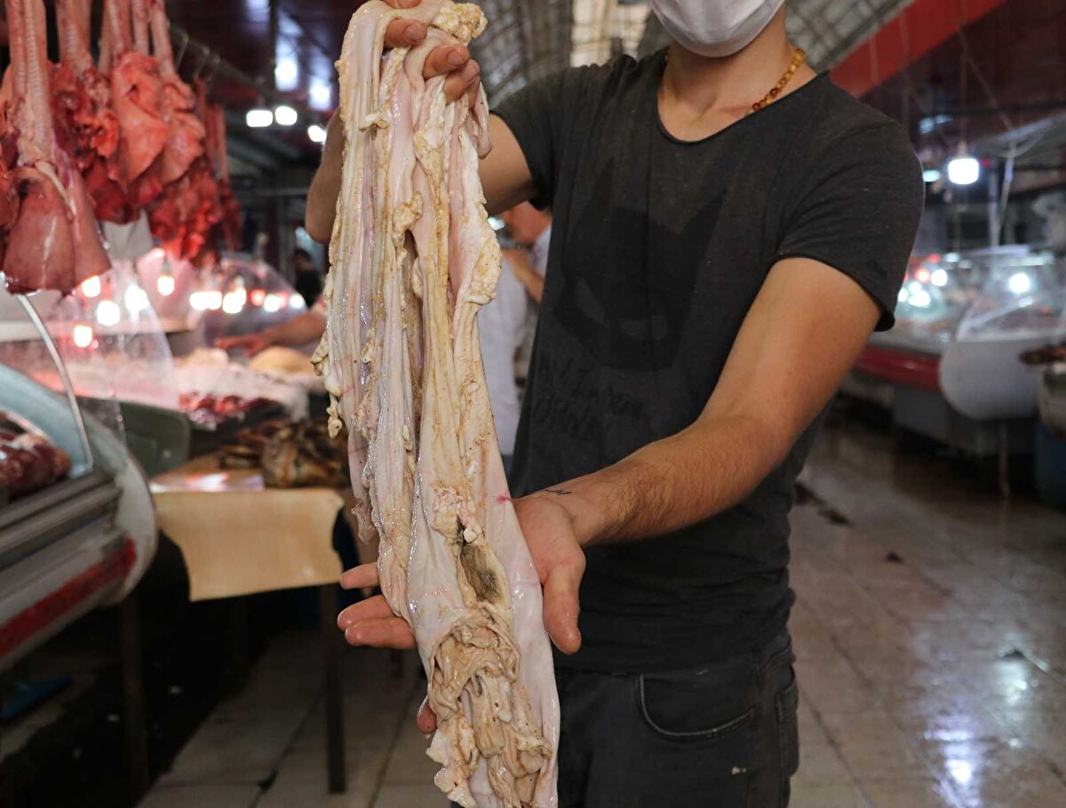 İşlerimiz çok güzel ifadelerini kullandı. Kargoyla şırdan gönderdiğini de aktaran Emin Kertiş, “Yapılan haberler ve sosyal medya sayesinde ürünlere talep oldukça fazla. Türkiye'nin her yerinden şırdan istiyorlar ve onlara kargoyla ulaştırıyoruz. Yurt dışından da çok talep var ama gıdanın yasak olması nedeniyle oraya gönderim sağlayamıyoruz. Gelen vatandaşlar el bavulunda kendileri götürüyor. Şırdan altın çağını yaşıyor. Herkesi bu lezzetleri tatmak için Adana'ya bekliyoruz dedi.