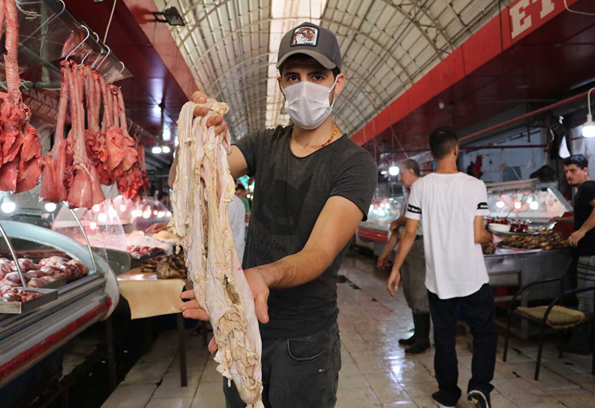 Pandemi başlamadan önce her ay il il gezip şırdan aradığını belirten şırdancı Emin Kertiş ise şu anda bir sorun yaşamadıklarını belirtti. Şırdanın altın çağını yaşadığını söyleyen Kertiş, “Bu sene mutluyuz. Kesimler bol. Ürünlerimizi stokladık. 5.Uluslararası Adana Lezzet Festivali öncesi de mutluyuz. Türkiye'yi karşılamak için hazırız, herkesi bekliyoruz.
