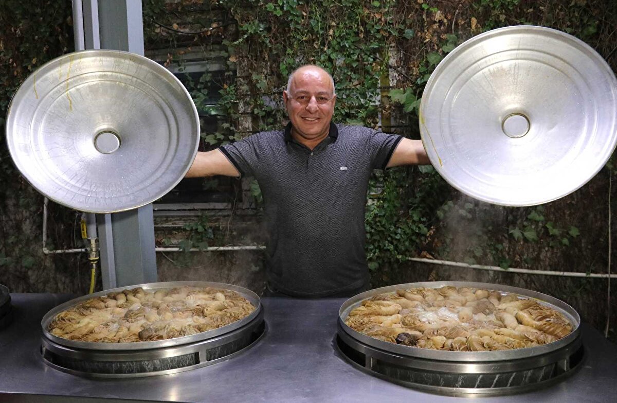 Türkiye'deki birçok mezbahada günlük kesilen binlerce küçükbaş hayvanın sakatatları çiğ olarak Adana'ya getiriliyor. Başka şehirlerden Adana'ya çiğ şırdan getirilmesine rağmen, zaman zaman kesimlerin azalması nedeniyle talebi karşılamakta sıkıntı yaşanıyor. Ancak pandemi döneminde restoran ve lokantaların birçoğu kapalı olduğundan şırdanlar şoklanarak saklandı. Normalleşmeye dönülmesiyle işletmelere et yetiştirmek için kentte koyun kesimi de artınca şırdan stokları arttı.